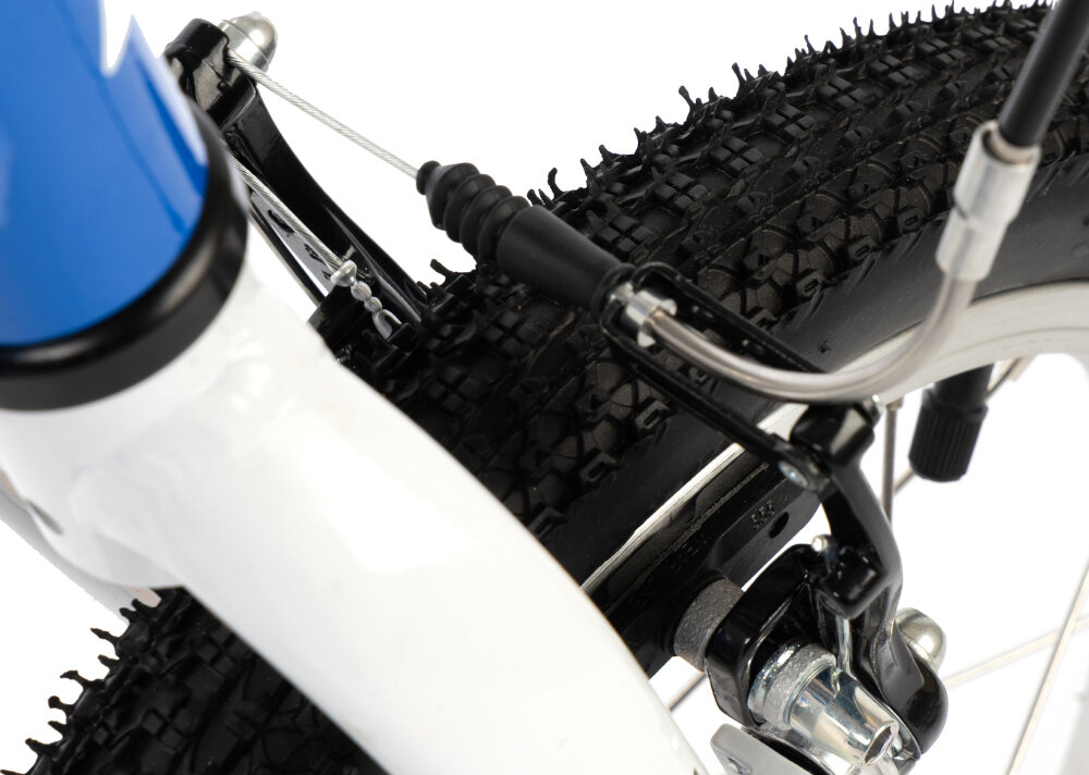 Rower dziecięcy KARBON Superlight 14 cali dla chłopca Niebieski zbliżenie na przedni hamulec białe tło podstawa bezpieczeństwa przedni i tylny hamulec typu V-Brake z lekkiego aluminium skuteczne i pewne zatrzymanie duża siła hamowania precyzyjna kontrola prędkości bezpieczeństwo dziecka