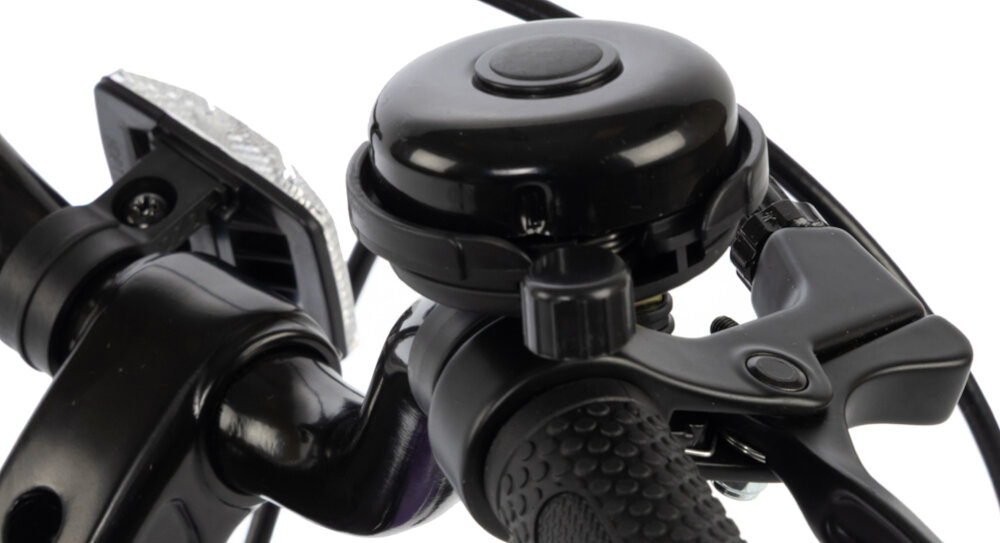 Rower dziecięcy KARBON Superlight 14 cali dla chłopca Niebieski białe tło zbliżenie na dzwonek praktyczny dzwonek sygnalizowanie obecności element zwiększający bezpieczeństwo