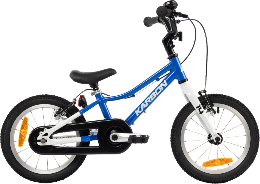 Rower dziecięcy KARBON Superlight 14 cali dla chłopca Niebieski rower na białym tle widoczny z boku pakiet odblasków umieszczonych w kluczowych miejscach konstrukcji rowerek staje się lepiej widoczny po zmroku i w pochmurne dni wsparcie bezpieczeństwa odblaski zwiększają dostrzegalność dziecka