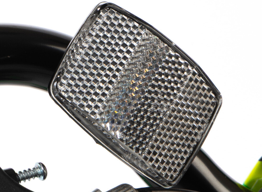 Rower dziecięcy KARBON Jazz 16 cali dla chłopca Zielony Neon zbliżenie na odblask umieszczony na ramie pakiet odblasków umieszczonych w kluczowych miejscach konstrukcji rowerek staje się lepiej widoczny po zmroku i w pochmurne dni bezpieczeństwo odblaski zwiększają dostrzegalność dziecka