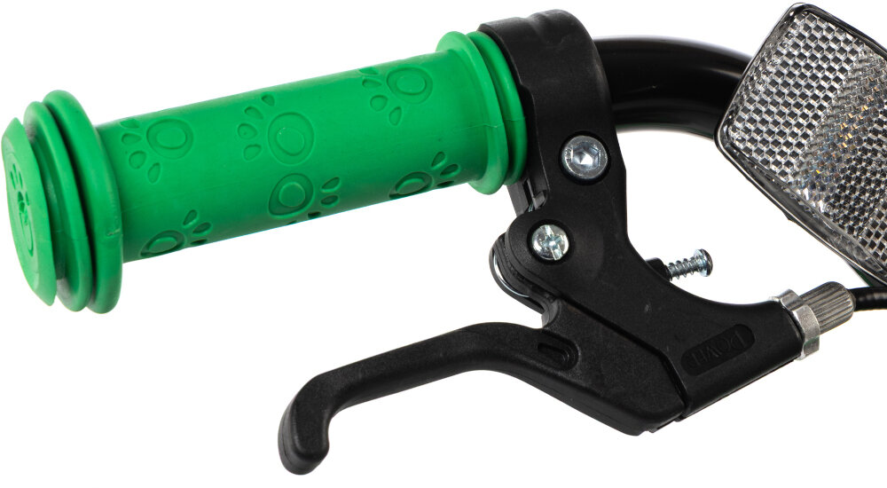 Rower dziecięcy KARBON Jazz 16 cali dla chłopca Zielony Neon zbliżenie na manetkę kierownicy na kierownicy odblask wygięta kierownica ergonomiczny kształt kontrola podczas manewrów i jazdy antypoślizgowe uchwyty pewność chwytu ograniczniki na końcach gripów zmniejsza ryzyko utraty równowagi pomaga dziecku bezpiecznie rozwijać umiejętności kierowania