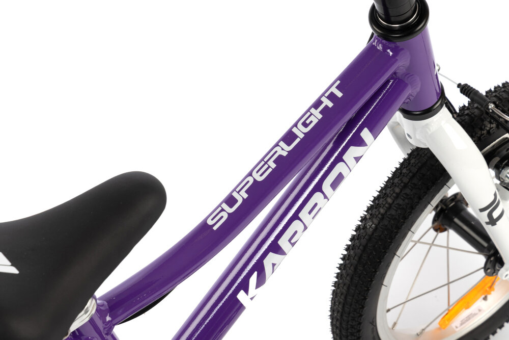 Rower dziecięcy KARBON Superlight 14 cali dla chłopca Fioletowy zbliżenie na ramę widok z góry białe tło odpowiednio wyselekcjonowane materiały aluminiowa 7,5-calowa rama dostosowana do najmłodszych geometria odporność na korozję wybór rozmiaru ramy Twój wzrost mierzony w zrelaksowanej pozycji typ roweru dla dzieci o wzroście od 92 do 110 cm