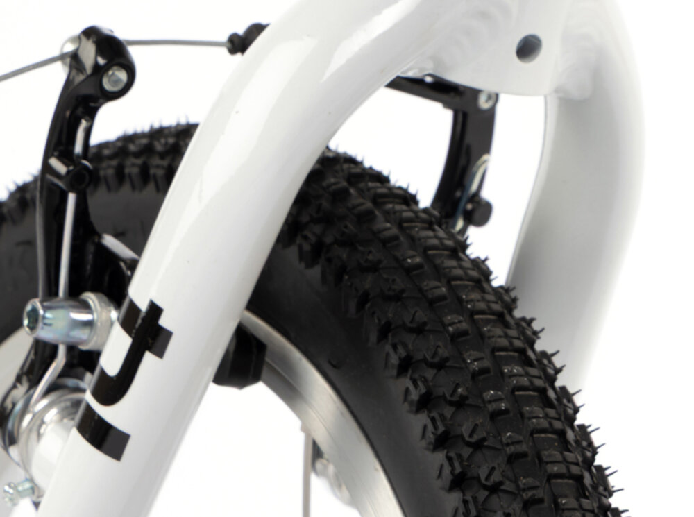 Rower dziecięcy KARBON Superlight 14 cali dla chłopca Fioletowy zbliżenie na przedni hamulec białe tło podstawa bezpieczeństwa przedni i tylny hamulec typu V-Brake z lekkiego aluminium skuteczne i pewne zatrzymanie duża siła hamowania precyzyjna kontrola prędkości bezpieczeństwo dziecka