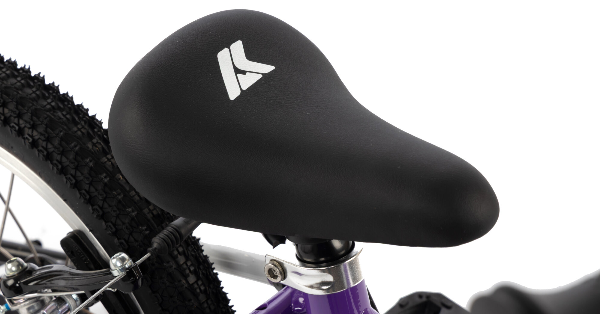 Rower dziecięcy KARBON Superlight 14 cali dla chłopca Fioletowy zbliżenie na siodełko widok z góry białe tło wygodne siodło KARBON SUPERLIGHT lekki aluminiowy wspornik stabilność solidna konstrukcja trwałość i pewne mocowanie siodełka ergonomicznie zaprojektowane siodełko wygoda