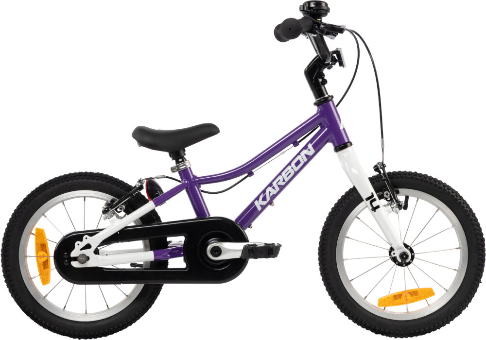 Rower dziecięcy KARBON Superlight 14 cali dla chłopca Fioletowy rower na białym tle widoczny z boku pakiet odblasków umieszczonych w kluczowych miejscach konstrukcji rowerek staje się lepiej widoczny po zmroku i w pochmurne dni wsparcie bezpieczeństwa odblaski zwiększają dostrzegalność dziecka