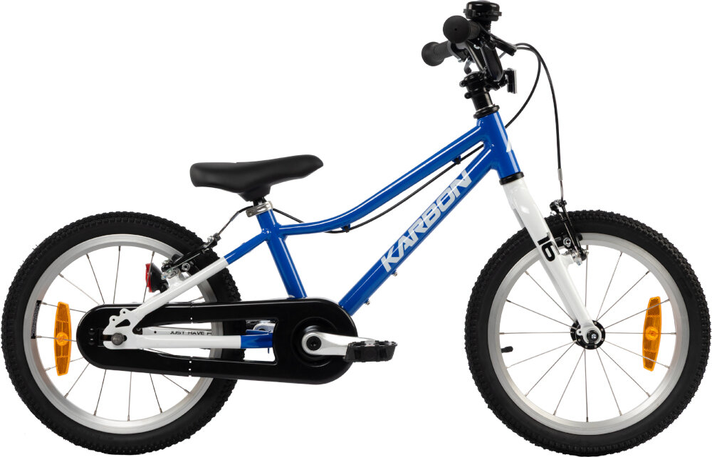 Rower dziecięcy KARBON Superlight 16 cali dla chłopca Niebieski rower na białym tle widoczny z boku dla dzieci w wieku od 4 do 6 lat lekka konstrukcja (waga 5,9 kg) ułatwia dziecku manewrowanie i kontrolowanie roweru odpowiednio dobrane komponenty ergonomiczna geometria stabilność i bezpieczeństwo rozwój równowagi, koordynacji i pewności siebie dziecka