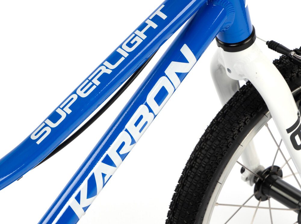 Rower dziecięcy KARBON Superlight 16 cali dla chłopca Niebieski zbliżenie na ramę widok z góry białe tło odpowiednio wyselekcjonowane materiały aluminiowa 9-calowa rama dostosowana do najmłodszych geometria odporność na korozję wybór rozmiaru ramy Twój wzrost mierzony w zrelaksowanej pozycji typ roweru dla dzieci o wzroście od 102 do 115 cm