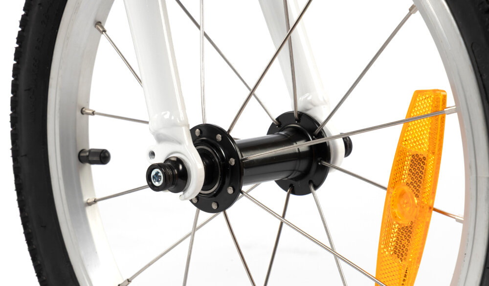 Rower dziecięcy KARBON Superlight 16 cali dla chłopca Niebieski zbliżenie na oponę szprychy i obręcze koła w rozmiarze 16 x 1.5 lekkość trwałość aluminiowe, lakierowane obręcze odporne na korozję i uszkodzenia aluminiowe piasty jazda lekka płynna stabilna regularne sprawdzanie ciśnienia powietrza wartość na bocznej części opony