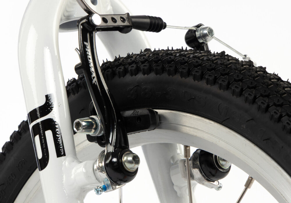 Rower dziecięcy KARBON Superlight 16 cali dla chłopca Niebieski zbliżenie na przedni hamulec białe tło podstawa bezpieczeństwa przedni i tylny hamulec typu V-Brake z lekkiego aluminium skuteczne i pewne zatrzymanie duża siła hamowania precyzyjna kontrola prędkości bezpieczeństwo dziecka