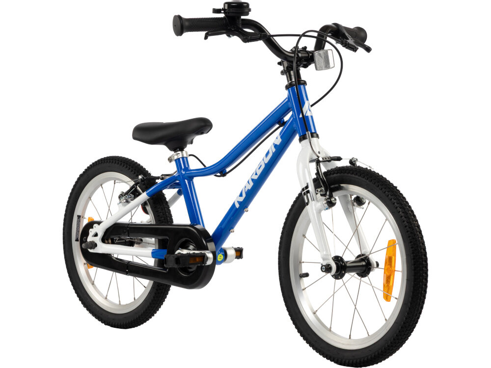Rower dziecięcy KARBON Superlight 16 cali dla chłopca Niebieski rower na białym tle widoczny od przodu pod skosem lekko pod skosem hamulca lekka aluminiowa kierownica typu LOW RISE KID wygodna naturalna pozycja aluminiowy wspornik stabilne mocowanie trwałość antypoślizgowe uchwyty ograniczniki na końcach gripów