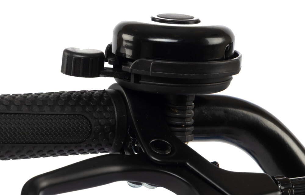 Rower dziecięcy KARBON Superlight 16 cali dla chłopca Niebieski białe tło zbliżenie na dzwonek praktyczny dzwonek sygnalizowanie obecności element zwiększający bezpieczeństwo