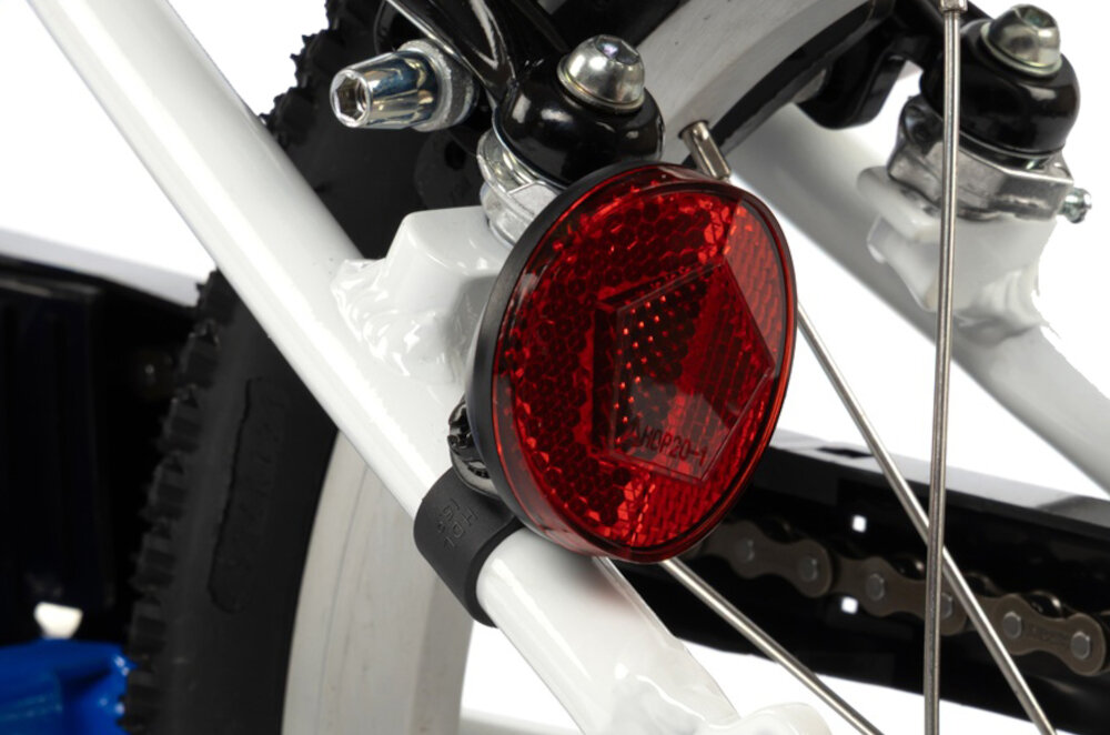 Rower dziecięcy KARBON Superlight 16 cali dla chłopca Niebieski białe tło zbliżenie na odblask umieszczony pod siodełkiem pakiet odblasków umieszczonych w kluczowych miejscach konstrukcji rowerek staje się lepiej widoczny po zmroku i w pochmurne dni wsparcie bezpieczeństwa odblaski zwiększają dostrzegalność dziecka