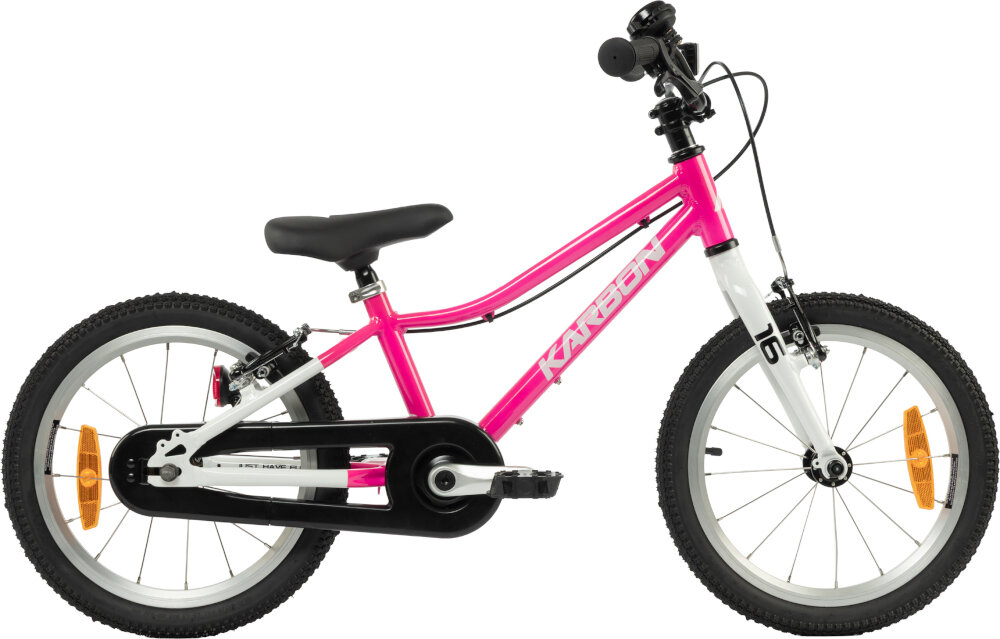 Rower dziecięcy KARBON Superlight 16 cali dla dziewczynki Różowy rower na białym tle widoczny z boku dla dzieci w wieku od 4 do 6 lat lekka konstrukcja (waga 5,9 kg) ułatwia dziecku manewrowanie i kontrolowanie roweru odpowiednio dobrane komponenty ergonomiczna geometria stabilność i bezpieczeństwo rozwój równowagi, koordynacji i pewności siebie dziecka
