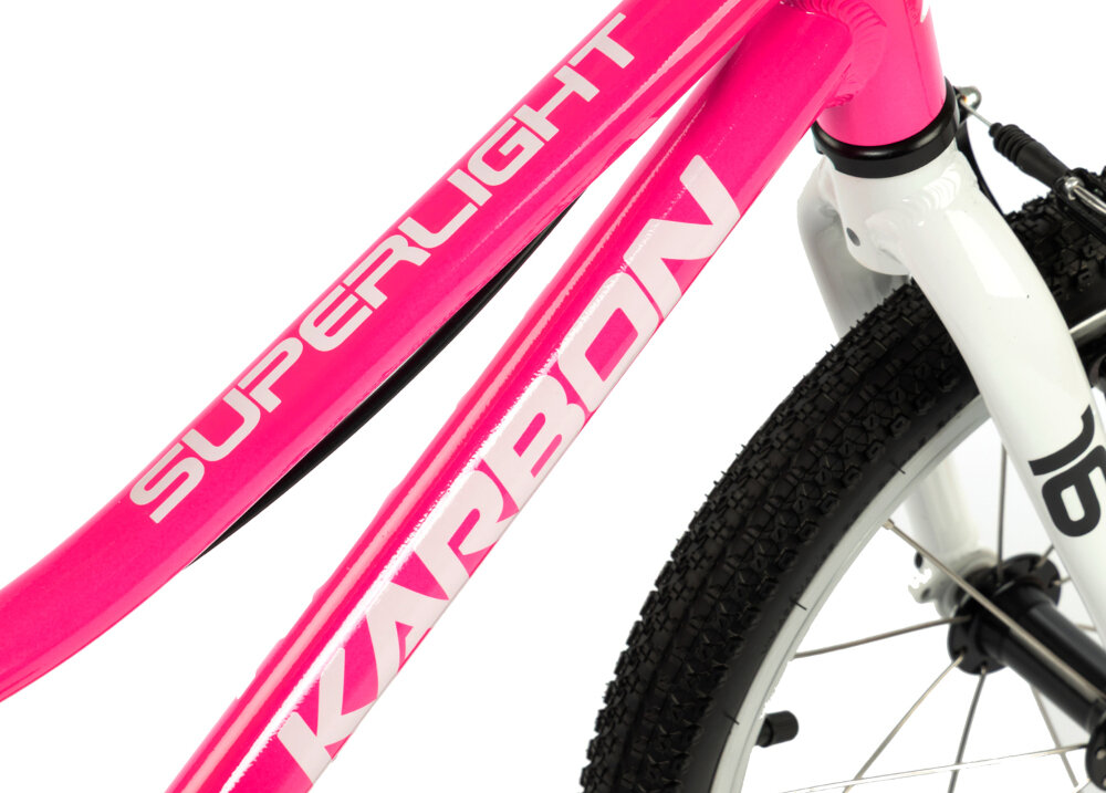 Rower dziecięcy KARBON Superlight 16 cali dla dziewczynki Różowy zbliżenie na ramę widok z góry białe tło odpowiednio wyselekcjonowane materiały aluminiowa 9-calowa rama dostosowana do najmłodszych geometria odporność na korozję wybór rozmiaru ramy Twój wzrost mierzony w zrelaksowanej pozycji typ roweru dla dzieci o wzroście od 102 do 115 cm