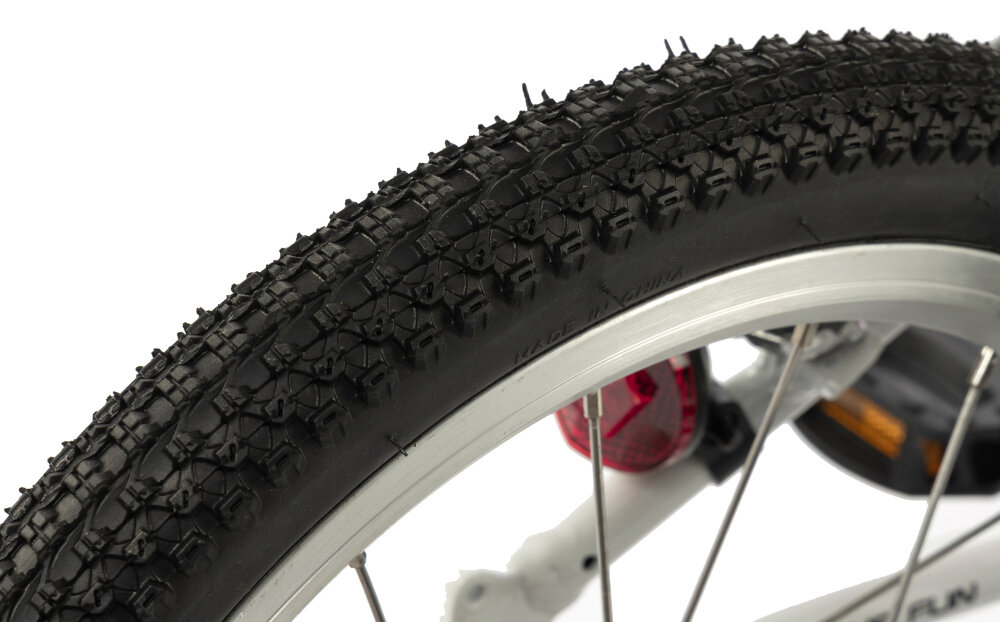 Rower dziecięcy KARBON Superlight 16 cali dla dziewczynki Różowy zbliżenie na oponę koła w rozmiarze 16 x 1.5 lekkość trwałość aluminiowe, lakierowane obręcze odporne na korozję i uszkodzenia aluminiowe piasty jazda lekka płynna stabilna regularne sprawdzanie ciśnienia powietrza wartość na bocznej części opony