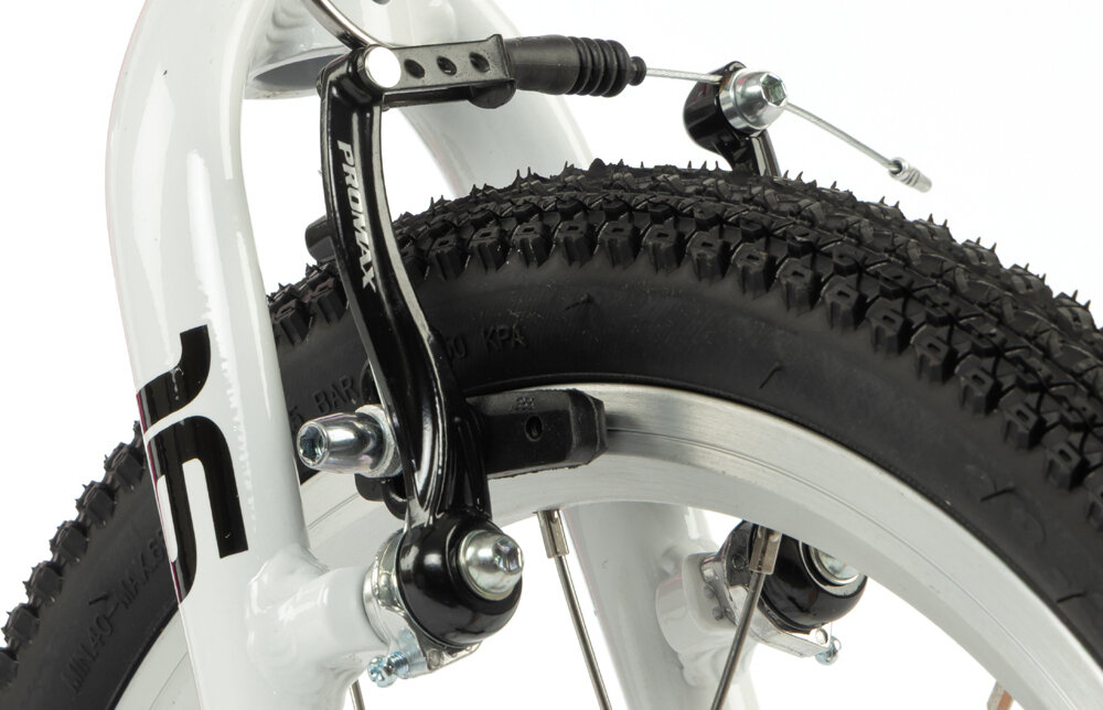 Rower dziecięcy KARBON Superlight 16 cali dla dziewczynki Różowy zbliżenie na przedni hamulec białe tło podstawa bezpieczeństwa przedni i tylny hamulec typu V-Brake z lekkiego aluminium skuteczne i pewne zatrzymanie duża siła hamowania precyzyjna kontrola prędkości bezpieczeństwo dziecka