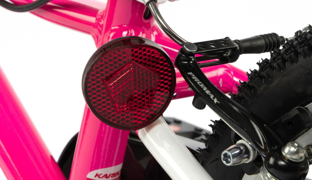 Rower dziecięcy KARBON Superlight 16 cali dla dziewczynki Różowy białe tło zbliżenie na odblask umieszczony pod siodełkiem pakiet odblasków umieszczonych w kluczowych miejscach konstrukcji rowerek staje się lepiej widoczny po zmroku i w pochmurne dni wsparcie bezpieczeństwa odblaski zwiększają dostrzegalność dziecka