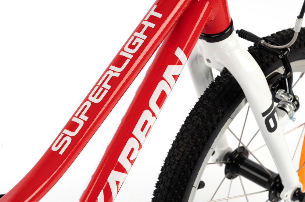 Rower dziecięcy KARBON Superlight Automatic 16 cali dla chłopca Czerwony zbliżenie na ramę widok z góry białe tło odpowiednio wyselekcjonowane materiały aluminiowa 9-calowa rama dostosowana do najmłodszych geometria odporność na korozję wybór rozmiaru ramy Twój wzrost mierzony w zrelaksowanej pozycji typ roweru dla dzieci o wzroście od 102 do 115 cm