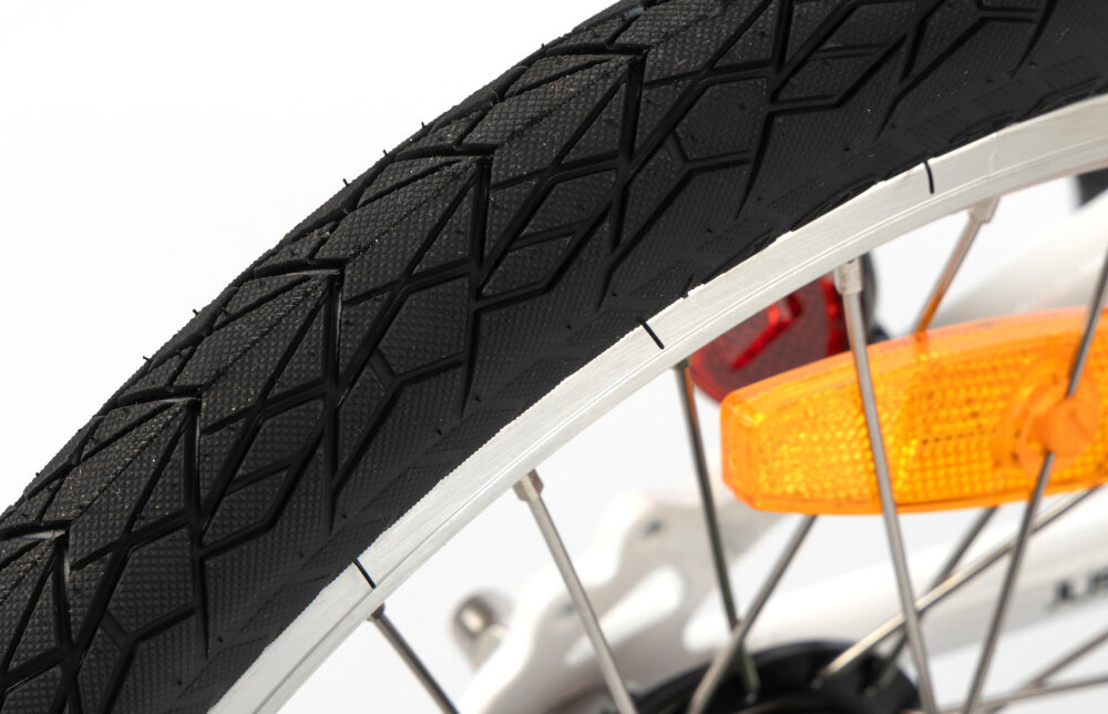 Rower dziecięcy KARBON Superlight Automatic 16 cali dla chłopca Czerwony zbliżenie na oponę koła z oponami marki KENADA rozmiarze 16 x 1.5 lekkość trwałość aluminiowe, lakierowane obręcze odporne na korozję i uszkodzenia aluminiowe piasty jazda lekka płynna stabilna regularne sprawdzanie ciśnienia powietrza wartość na bocznej części opony