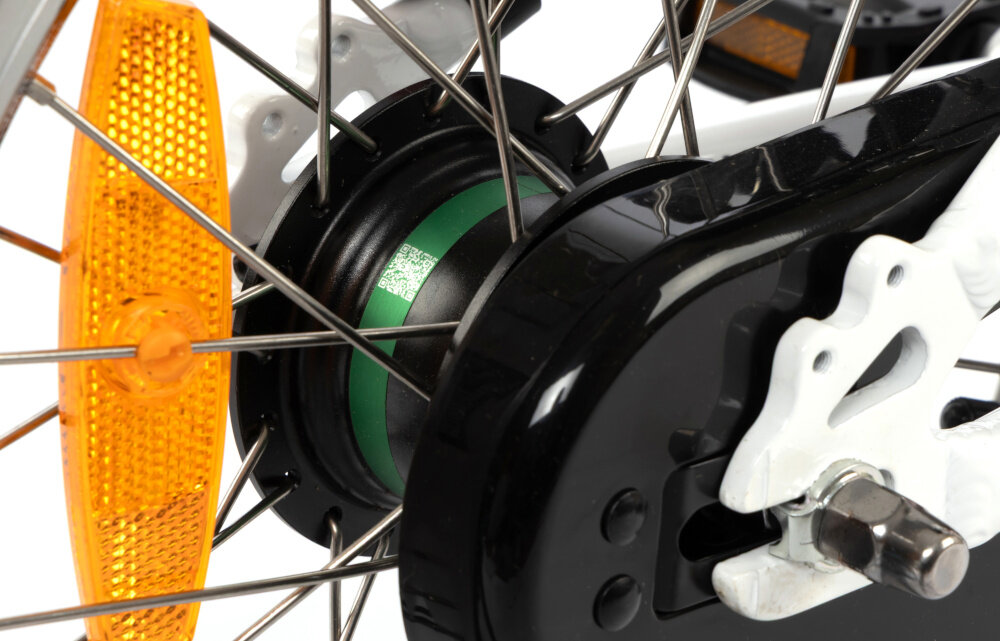 Rower dziecięcy KARBON Superlight Automatic 16 cali dla chłopca Czerwony zbliżenie na piastę piasta Lofandi z automatyczną zmianą dwóch biegów podczas ruszania aktywny jest lżejszy bieg mechanizm samoczynnie przełącza się na wyższe przełożenie dziecko nie musi obsługiwać manetek ani pamiętać o zmianie biegów zamknięta konstrukcja piasty