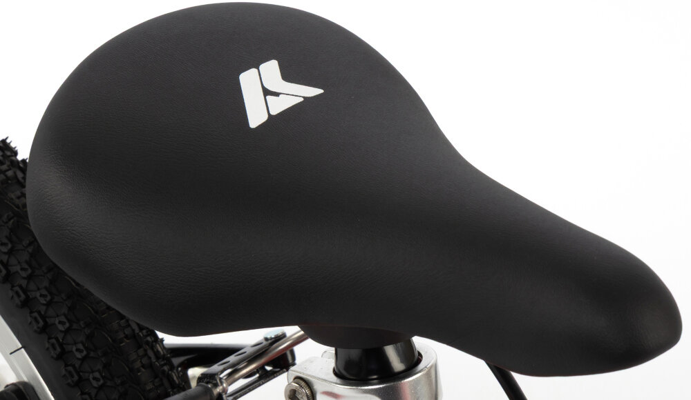 Rower dziecięcy KARBON Superlight Automatic 16 cali dla chłopca Czerwony zbliżenie na siodełko widok z góry białe tło wygodne siodło KARBON Superlight lekki aluminiowy wspornik stabilność solidna konstrukcja trwałość i pewne mocowanie siodełka ergonomicznie zaprojektowane siodełko wygoda