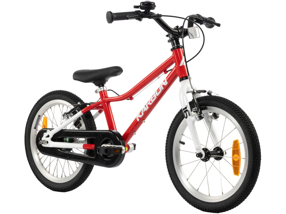 Rower dziecięcy KARBON Superlight Automatic 16 cali dla chłopca Czerwony rower na białym tle widoczny od przodu pod skosem hamulca lekka aluminiowa kierownica typu LOW RISE KID wygodna naturalna pozycja aluminiowy wspornik stabilne mocowanie trwałość antypoślizgowe uchwyty ograniczniki na końcach gripów