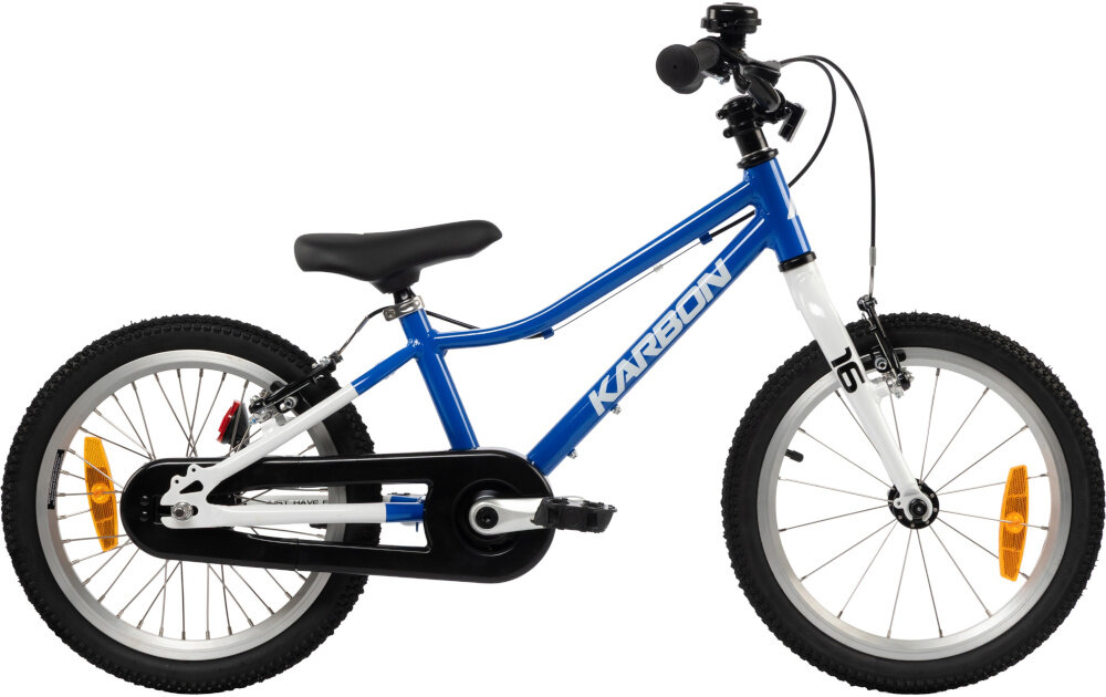 Rower dziecięcy KARBON Superlight Automatic 16 cali dla chłopca Niebieski rower na białym tle widoczny z boku dla dzieci w wieku od 4 do 6 lat lekka konstrukcja (waga 6,8 kg) ułatwia dziecku manewrowanie i kontrolowanie roweru odpowiednio dobrane komponenty ergonomiczna geometria stabilność i bezpieczeństwo rozwój równowagi, koordynacji i pewności siebie dziecka