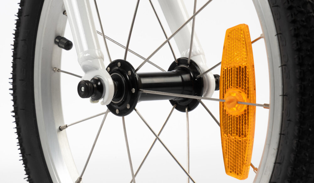 Rower dziecięcy KARBON Superlight Automatic 16 cali dla chłopca Niebieski zbliżenie na oponę szprychy i obręcze koła z oponami marki KENADA rozmiarze 16 x 1.5 lekkość trwałość aluminiowe, lakierowane obręcze odporne na korozję i uszkodzenia aluminiowe piasty jazda lekka płynna stabilna regularne sprawdzanie ciśnienia powietrza wartość na bocznej części opony