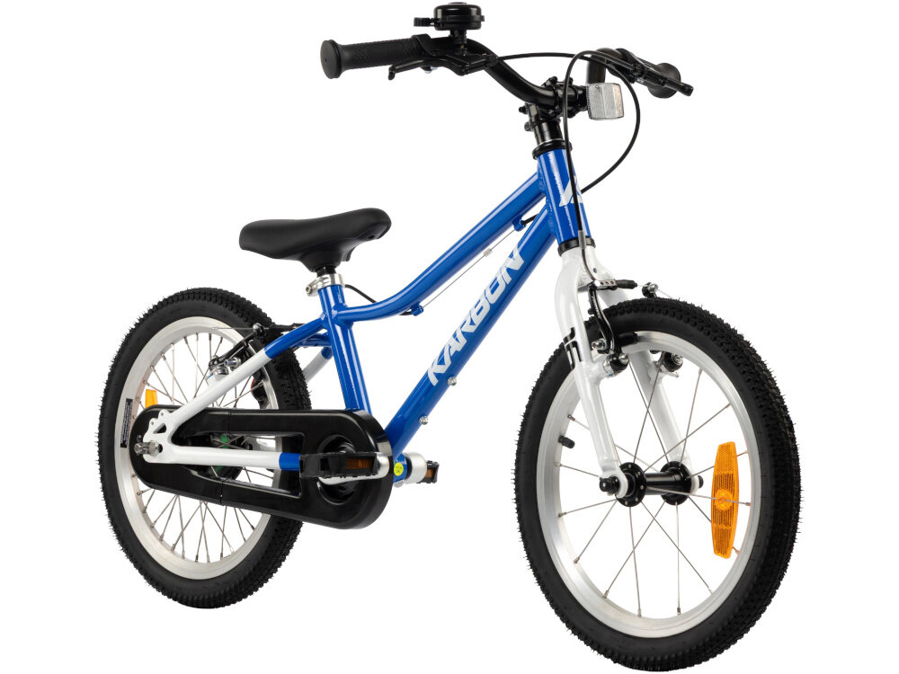 Rower dziecięcy KARBON Superlight Automatic 16 cali dla chłopca Niebieski rower na białym tle widoczny od przodu pod skosem hamulca lekka aluminiowa kierownica typu LOW RISE KID wygodna naturalna pozycja aluminiowy wspornik stabilne mocowanie trwałość antypoślizgowe uchwyty ograniczniki na końcach gripów