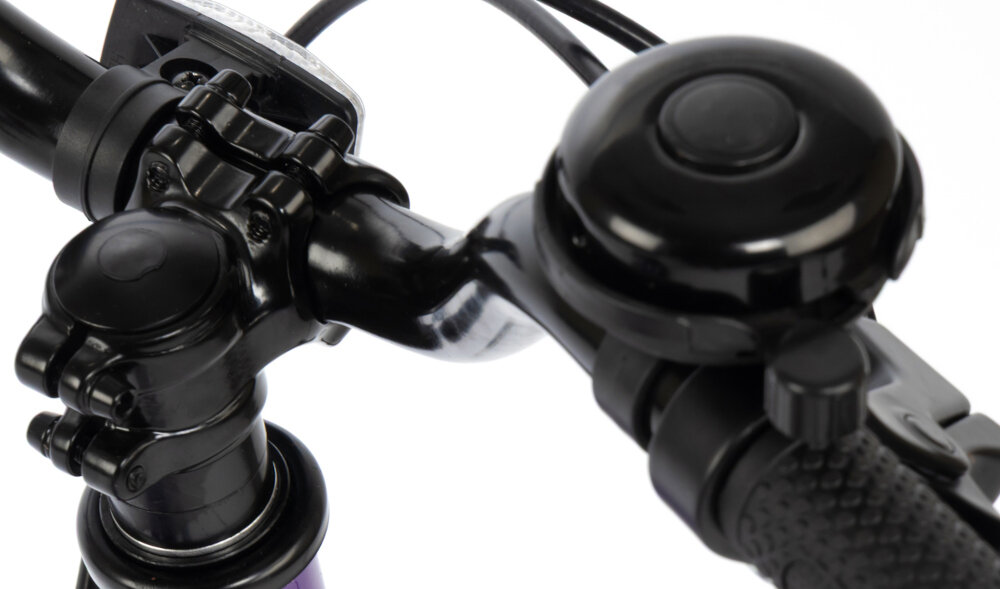 Rower dziecięcy KARBON Superlight Automatic 16 cali dla chłopca Niebieski białe tło zbliżenie na dzwonek praktyczny dzwonek sygnalizowanie obecności element zwiększający bezpieczeństwo