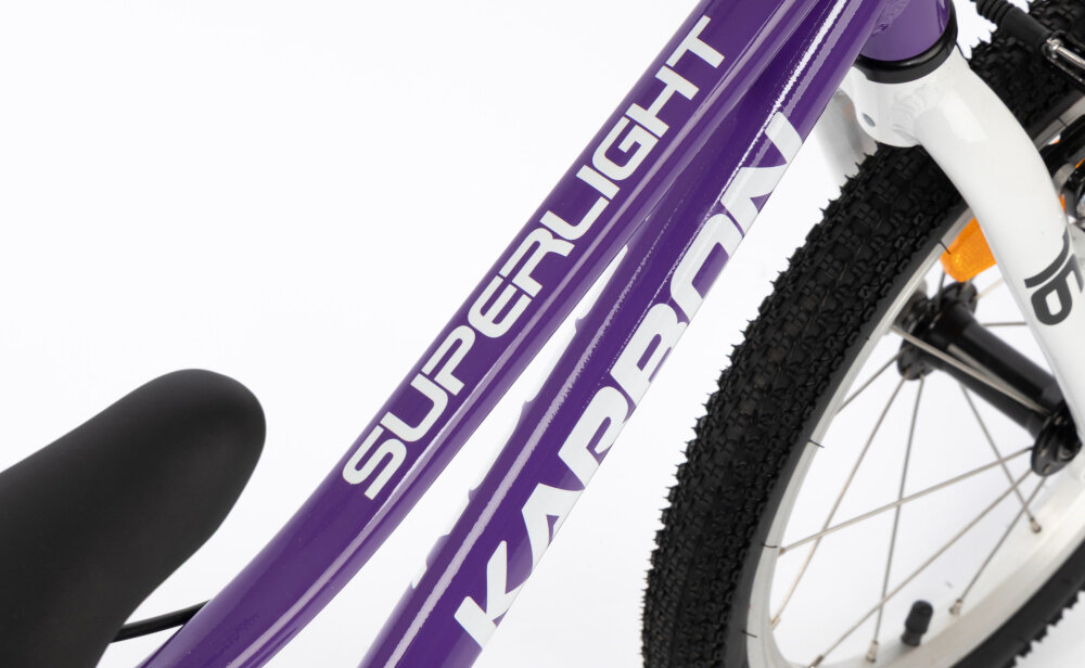 Rower dziecięcy KARBON Superlight Automatic 16 cali dla chłopca Fioletowy zbliżenie na ramę widok z góry białe tło odpowiednio wyselekcjonowane materiały aluminiowa 9-calowa rama dostosowana do najmłodszych geometria odporność na korozję wybór rozmiaru ramy Twój wzrost mierzony w zrelaksowanej pozycji typ roweru dla dzieci o wzroście od 102 do 115 cm