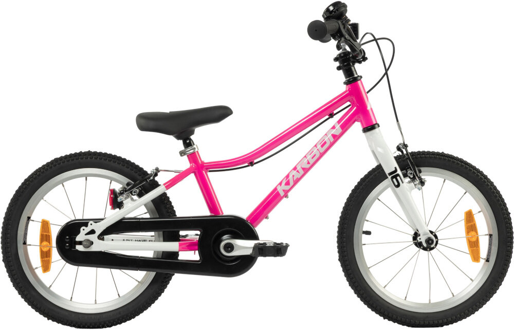Rower dziecięcy KARBON Superlight Automatic 16 cali dla dziewczynki Różowy rower na białym tle widoczny z boku dla dzieci w wieku od 4 do 6 lat lekka konstrukcja (waga 6,8 kg) ułatwia dziecku manewrowanie i kontrolowanie roweru odpowiednio dobrane komponenty ergonomiczna geometria stabilność i bezpieczeństwo rozwój równowagi, koordynacji i pewności siebie dziecka