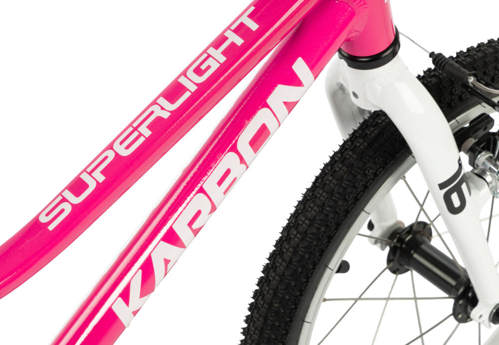 Rower dziecięcy KARBON Superlight Automatic 16 cali dla dziewczynki Różowy zbliżenie na ramę widok z góry białe tło odpowiednio wyselekcjonowane materiały aluminiowa 9-calowa rama dostosowana do najmłodszych geometria odporność na korozję wybór rozmiaru ramy Twój wzrost mierzony w zrelaksowanej pozycji typ roweru dla dzieci o wzroście od 102 do 115 cm