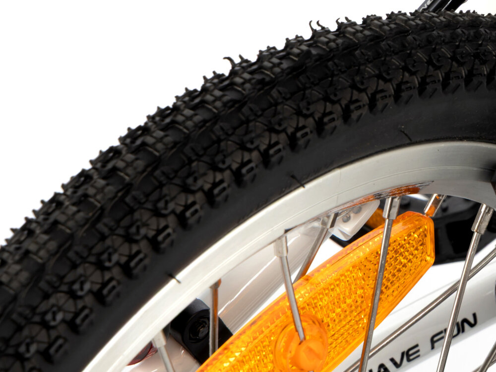 Rower dziecięcy KARBON Superlight Automatic 16 cali dla dziewczynki Różowy zbliżenie na oponę koła z oponami marki KENADA rozmiarze 16 x 1.5 lekkość trwałość aluminiowe, lakierowane obręcze odporne na korozję i uszkodzenia aluminiowe piasty jazda lekka płynna stabilna regularne sprawdzanie ciśnienia powietrza wartość na bocznej części opony