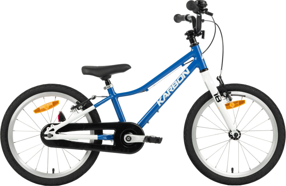 Rower dziecięcy KARBON Superlight 18 cali dla chłopca Niebieski rower na białym tle widoczny z boku dla dzieci w wieku od 4 do 6 lat lekka konstrukcja (waga 6,9 kg) ułatwia dziecku manewrowanie i kontrolowanie roweru odpowiednio dobrane komponenty ergonomiczna geometria stabilność i bezpieczeństwo rozwój równowagi, koordynacji i pewności siebie dziecka