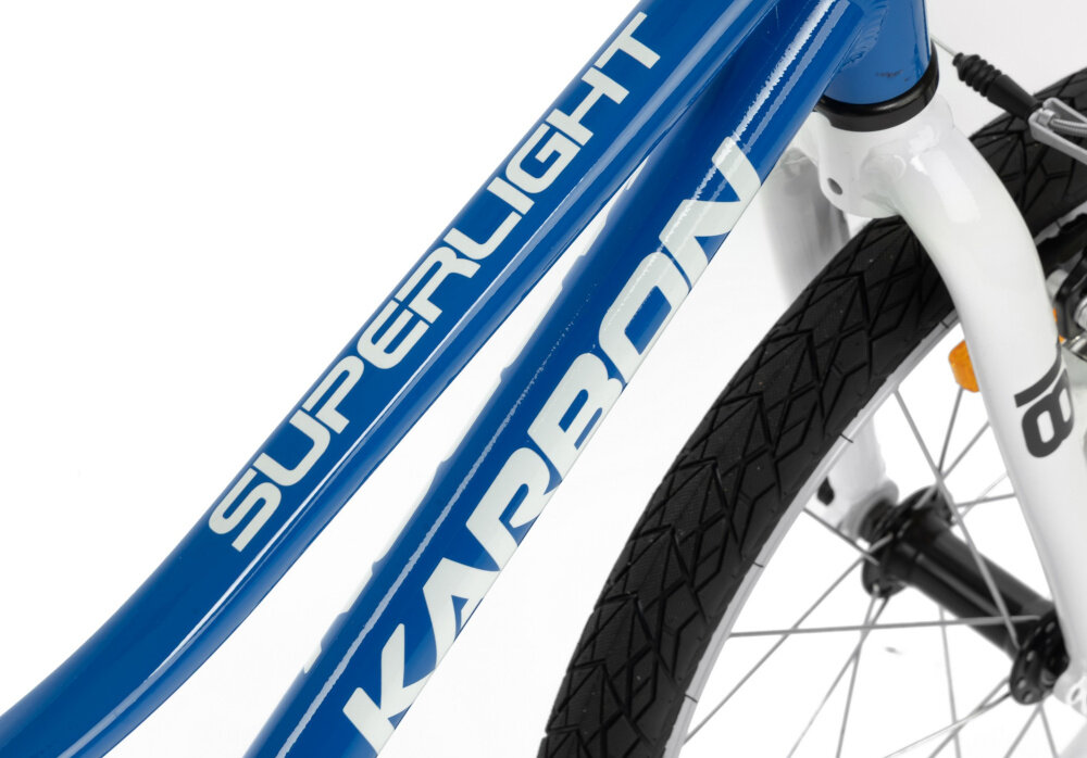 Rower dziecięcy KARBON Superlight 18 cali dla chłopca Niebieski zbliżenie na ramę widok z góry białe tło odpowiednio wyselekcjonowane materiały aluminiowa 9,5-calowa rama dostosowana do najmłodszych geometria odporność na korozję wybór rozmiaru ramy Twój wzrost mierzony w zrelaksowanej pozycji typ roweru dla dzieci o wzroście od 107 do 120 cm