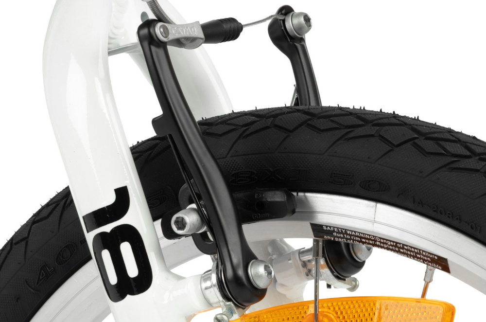 Rower dziecięcy KARBON Superlight 18 cali dla chłopca Niebieski zbliżenie na przedni hamulec białe tło podstawa bezpieczeństwa przedni i tylny hamulec typu V-Brake z lekkiego aluminium skuteczne i pewne zatrzymanie duża siła hamowania precyzyjna kontrola prędkości bezpieczeństwo dziecka