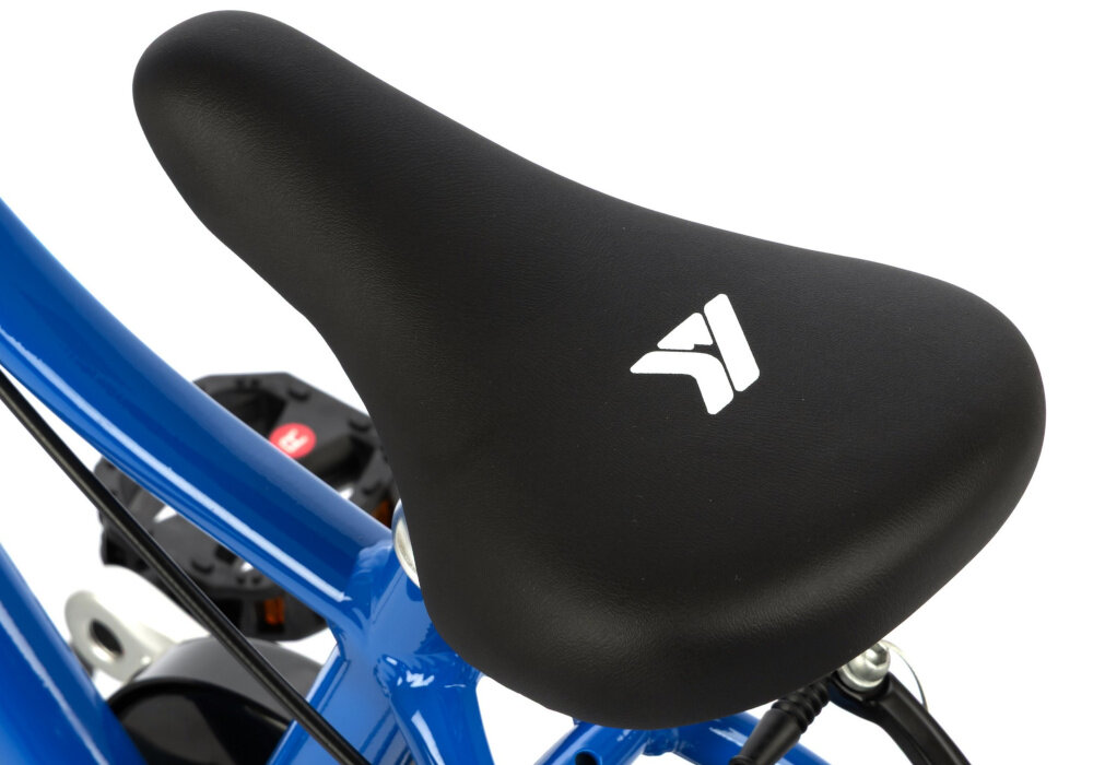 Rower dziecięcy KARBON Superlight 18 cali dla chłopca Niebieski zbliżenie na siodełko widok z góry białe tło wygodne siodło KARBON SUPERLIGHT lekki aluminiowy wspornik stabilność solidna konstrukcja trwałość i pewne mocowanie siodełka ergonomicznie zaprojektowane siodełko wygoda