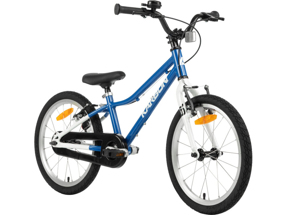 Rower dziecięcy KARBON Superlight 18 cali dla chłopca Niebieski rower na białym tle widoczny od przodu pod skosem hamulca lekka aluminiowa kierownica typu LOW RISE KID wygodna naturalna pozycja aluminiowy wspornik stabilne mocowanie trwałość antypoślizgowe uchwyty ograniczniki na końcach gripów