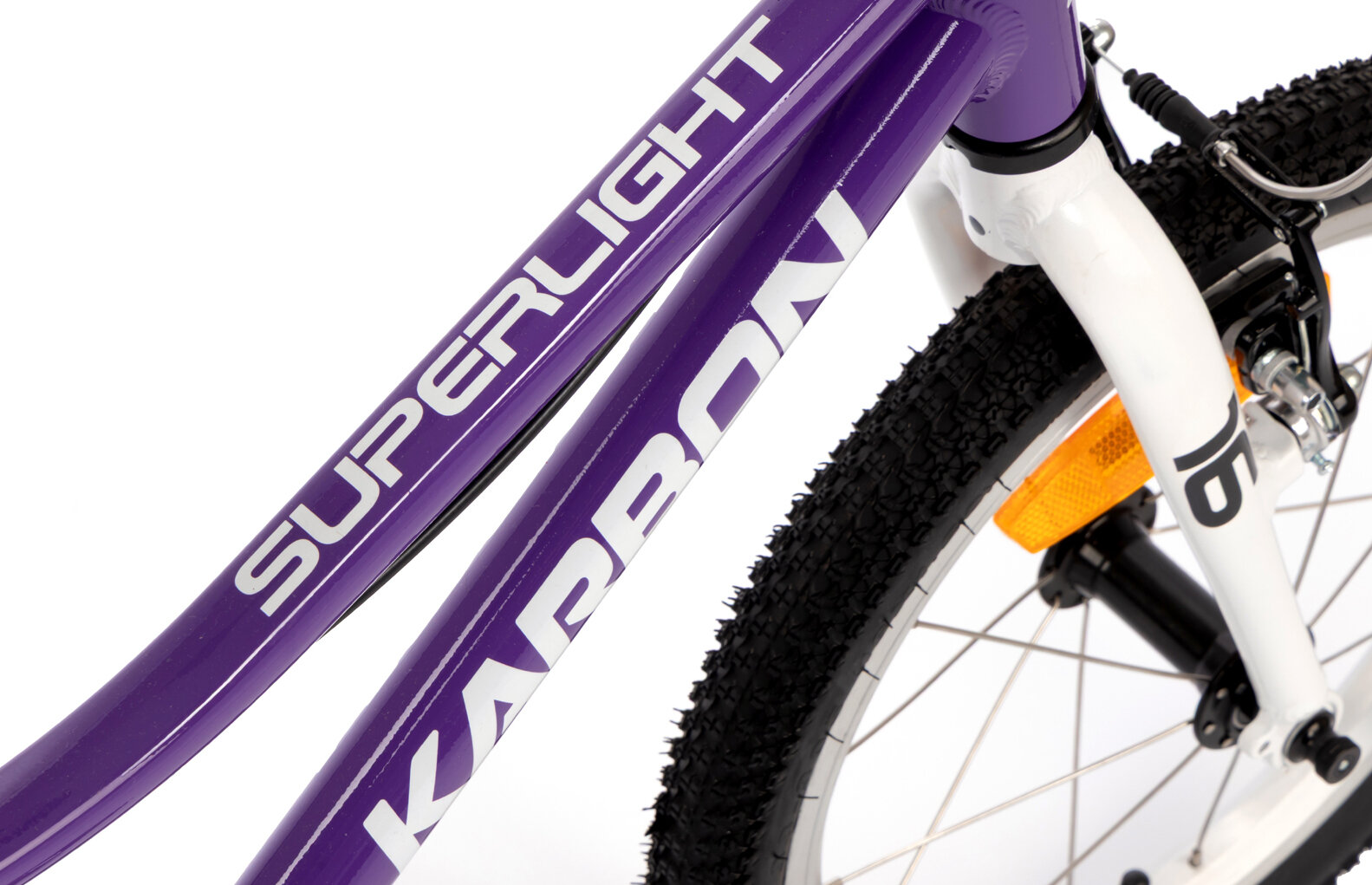 Rower dziecięcy KARBON Superlight 16 cali dla chłopca Fioletowy zbliżenie na ramę widok z góry białe tło odpowiednio wyselekcjonowane materiały aluminiowa 9-calowa rama dostosowana do najmłodszych geometria odporność na korozję wybór rozmiaru ramy Twój wzrost mierzony w zrelaksowanej pozycji typ roweru dla dzieci o wzroście od 102 do 115 cm