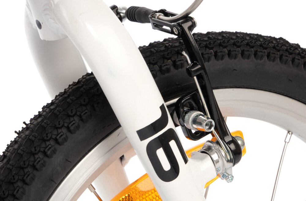 Rower dziecięcy KARBON Superlight 16 cali dla chłopca Fioletowy zbliżenie na przedni hamulec białe tło podstawa bezpieczeństwa przedni i tylny hamulec typu V-Brake z lekkiego aluminium skuteczne i pewne zatrzymanie duża siła hamowania precyzyjna kontrola prędkości bezpieczeństwo dziecka