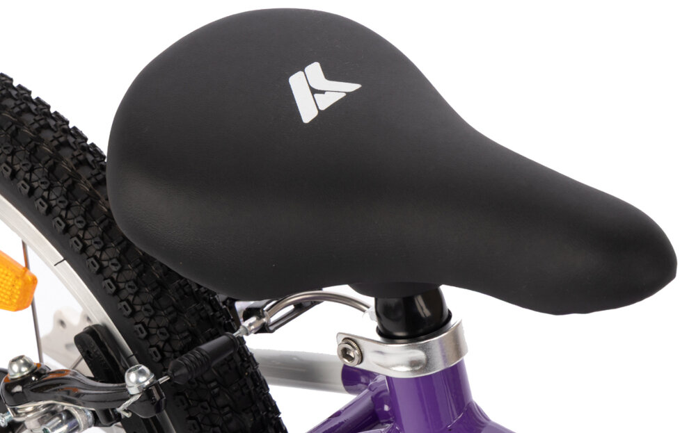 Rower dziecięcy KARBON Superlight 16 cali dla chłopca Fioletowy zbliżenie na siodełko widok z góry białe tło wygodne siodło KARBON SUPERLIGHT lekki aluminiowy wspornik stabilność solidna konstrukcja trwałość i pewne mocowanie siodełka ergonomicznie zaprojektowane siodełko wygoda