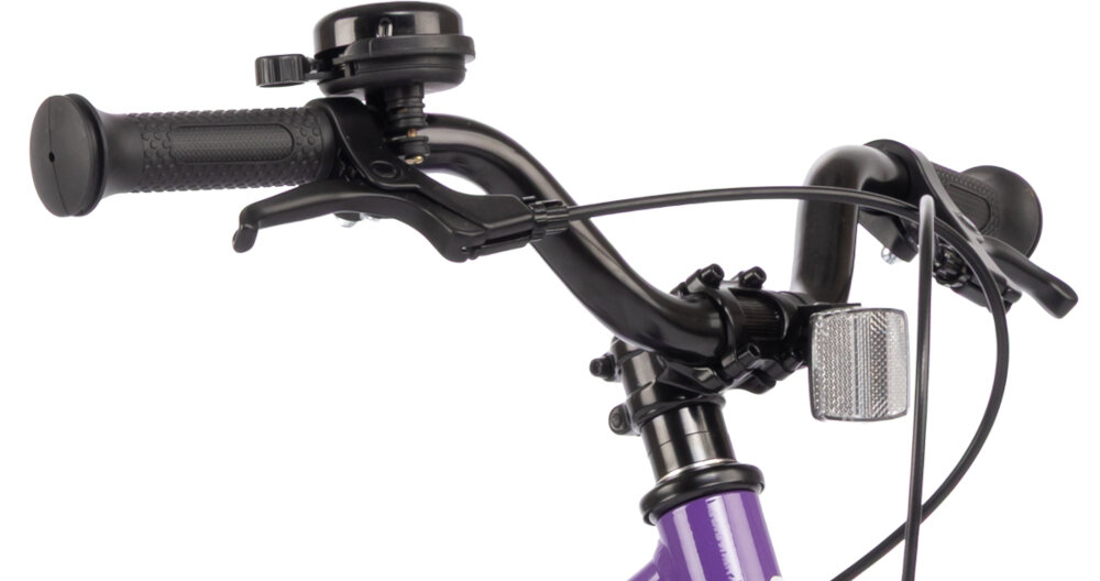 Rower dziecięcy KARBON Superlight 16 cali dla chłopca Fioletowy białe tło kierownica widoczna od przodu lekko pod skosem hamulca lekka aluminiowa kierownica typu LOW RISE KID wygodna naturalna pozycja aluminiowy wspornik stabilne mocowanie trwałość antypoślizgowe uchwyty ograniczniki na końcach gripów