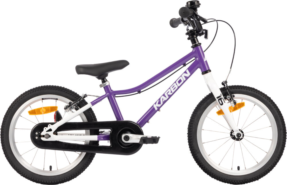 Rower dziecięcy KARBON Superlight 16 cali dla chłopca Fioletowy rower na białym tle widoczny z boku pakiet odblasków umieszczonych w kluczowych miejscach konstrukcji rowerek staje się lepiej widoczny po zmroku i w pochmurne dni wsparcie bezpieczeństwa odblaski zwiększają dostrzegalność dziecka