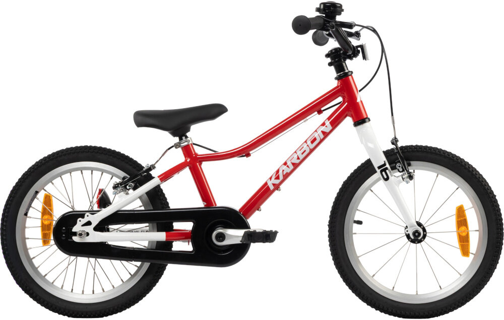 Rower dziecięcy KARBON Superlight Automatic 18 cali dla chłopca Czerwony rower na białym tle widoczny z boku dla dzieci w wieku od 4 do 6 lat lekka konstrukcja (waga 7,6 kg) ułatwia dziecku manewrowanie i kontrolowanie roweru odpowiednio dobrane komponenty ergonomiczna geometria stabilność i bezpieczeństwo rozwój równowagi, koordynacji i pewności siebie dziecka