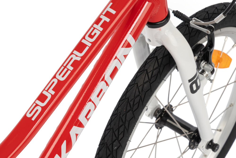 Rower dziecięcy KARBON Superlight Automatic 18 cali dla chłopca Czerwony zbliżenie na ramę widok z góry białe tło odpowiednio wyselekcjonowane materiały aluminiowa 9,5-calowa rama dostosowana do najmłodszych geometria odporność na korozję wybór rozmiaru ramy Twój wzrost mierzony w zrelaksowanej pozycji typ roweru dla dzieci o wzroście od 107 do 120 cm