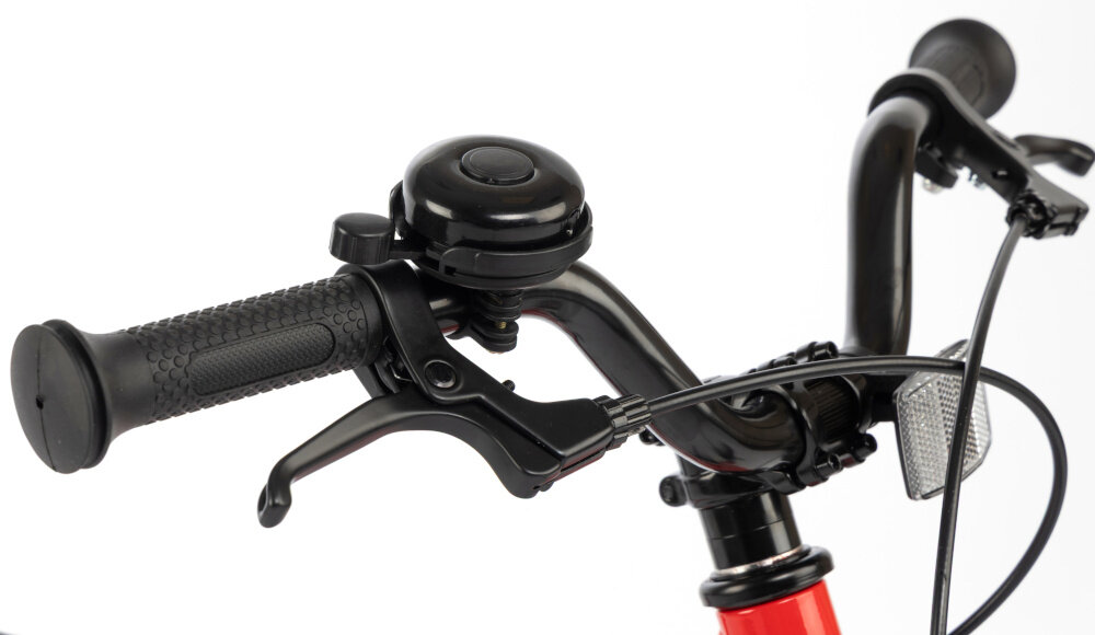 Rower dziecięcy KARBON Superlight Automatic 18 cali dla chłopca Czerwony  zbliżenie na kierownicę białe tło lekka aluminiowa kierownica typu LOW RISE KID wygodna naturalna pozycja aluminiowy wspornik stabilne mocowanie trwałość antypoślizgowe uchwyty ograniczniki na końcach gripów