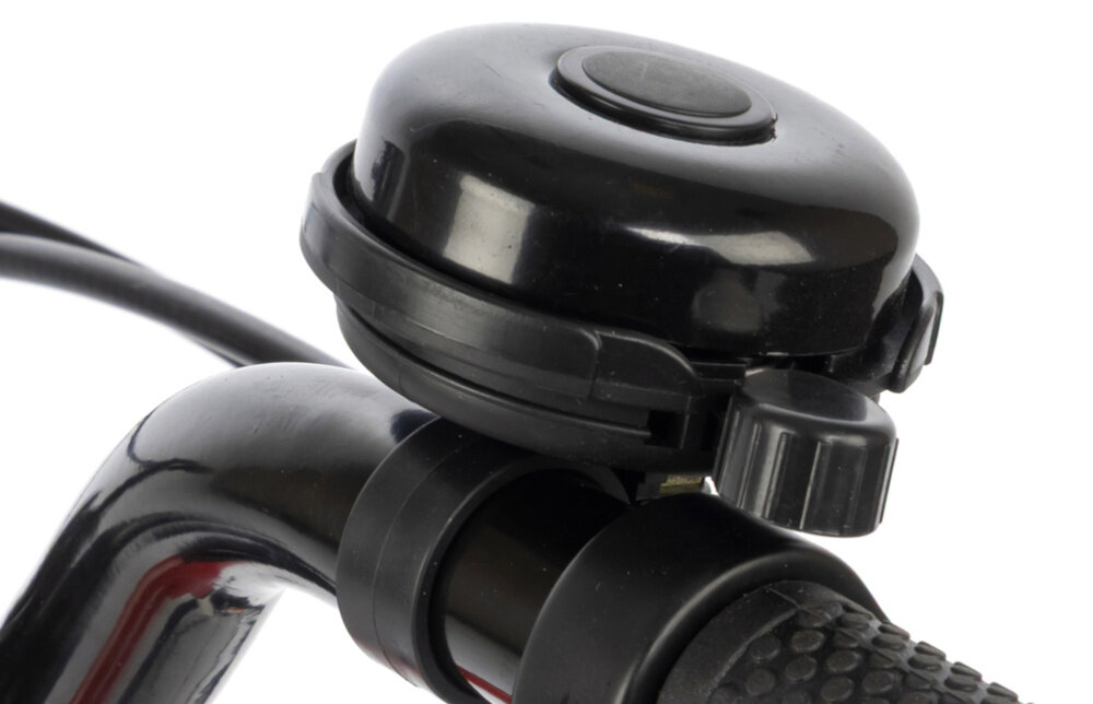 Rower dziecięcy KARBON Superlight Automatic 18 cali dla chłopca Czerwony białe tło zbliżenie na dzwonek praktyczny dzwonek sygnalizowanie obecności element zwiększający bezpieczeństwo