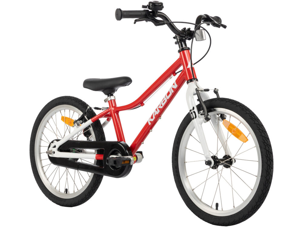 Rower dziecięcy KARBON Superlight Automatic 18 cali dla chłopca Czerwony rower na białym tle widoczny od przodu pod skosem pakiet odblasków umieszczonych w kluczowych miejscach konstrukcji rowerek staje się lepiej widoczny po zmroku i w pochmurne dni wsparcie bezpieczeństwa odblaski zwiększają dostrzegalność dziecka