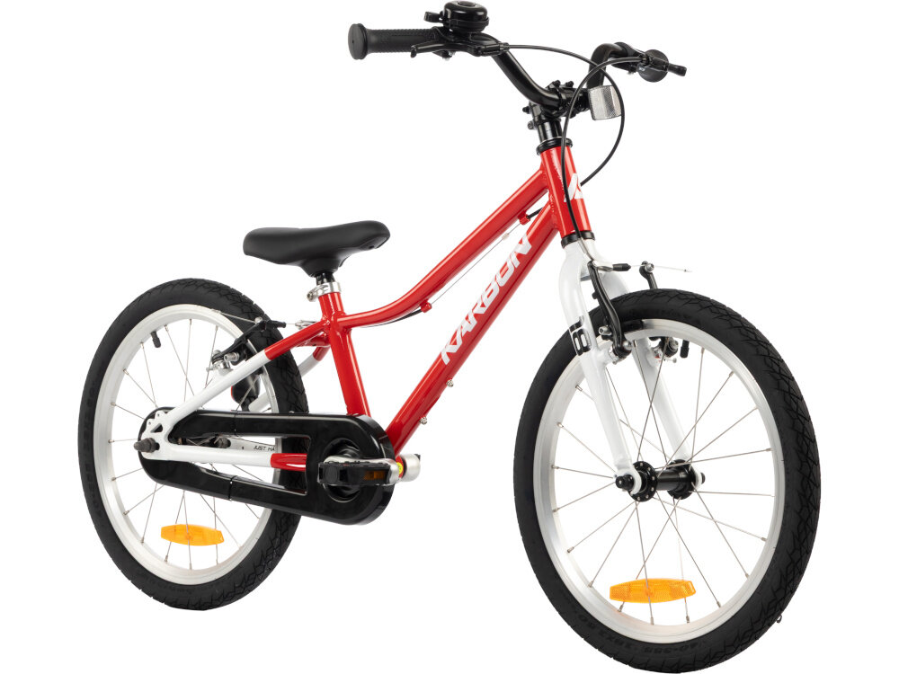 Rower dziecięcy KARBON Superlight 18 cali dla chłopca Czerwony rower na białym tle widoczny z boku dla dzieci w wieku od 4 do 6 lat lekka konstrukcja (waga 6,9 kg) ułatwia dziecku manewrowanie i kontrolowanie roweru odpowiednio dobrane komponenty ergonomiczna geometria stabilność i bezpieczeństwo rozwój równowagi, koordynacji i pewności siebie dziecka